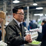 高柳家品质总监王承志的工作照，在生产线上认真检验产品，体现高柳家对品质的严苛要求